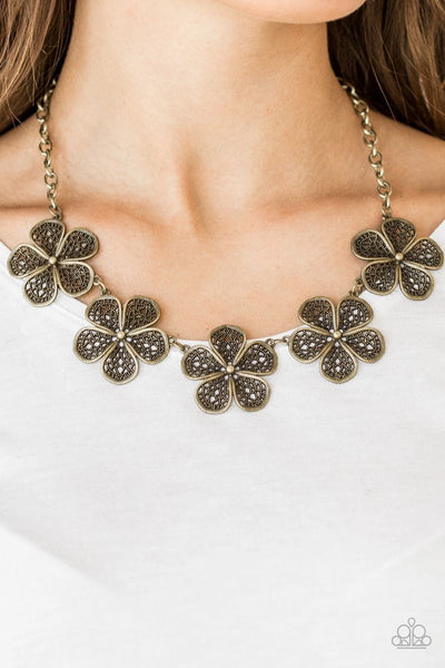 No Common Daisy - Brass - Paparazzi Flower Necklace #3242